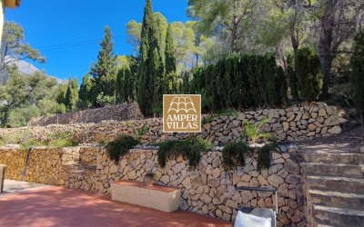 Bonito chalet mediterráneo con casa de invitados y impresionantes vistas panorámicas.